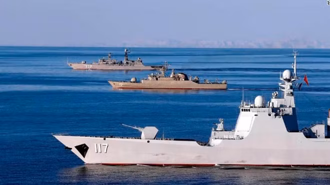 Tàu chiến tham gia cuộc tập trận hải quân chung gần khu vực eo biển Hormuz, giữa ba nước Nga, Iran và Trung Quốc. Ảnh Getty Images.