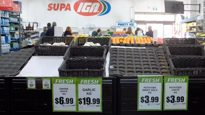 Nhiều kệ hàng tại siêu thị ở Australia trống trơn vì bị người dân quét sạch. Ảnh CNN.