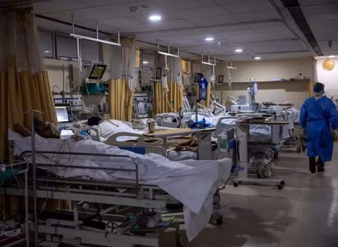 Nhiều bệnh viện tại New Delhi quá tải, buộc phải từ chối bệnh nhân. Ảnh minh họa Reuters.