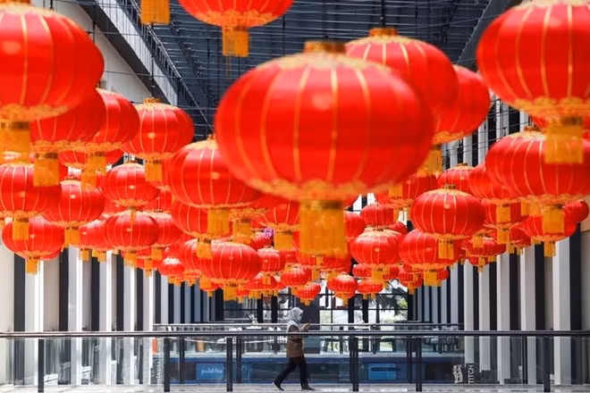 Một khu mua sắm ở Kuala Lumpur, Malaysia dù vắng vẻ vẫn có trang trí hoành tráng với rất nhiều đèn lồng đỏ.