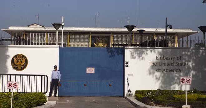 Bên ngoài Đại sứ quán Mỹ tại New Delhi. Ảnh minh họa CNN.