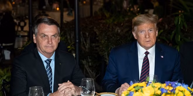 Tổng thống Brazil và Tổng thống Mỹ trong bữa tiệc tại Mar-a-Lago. Ảnh AP.