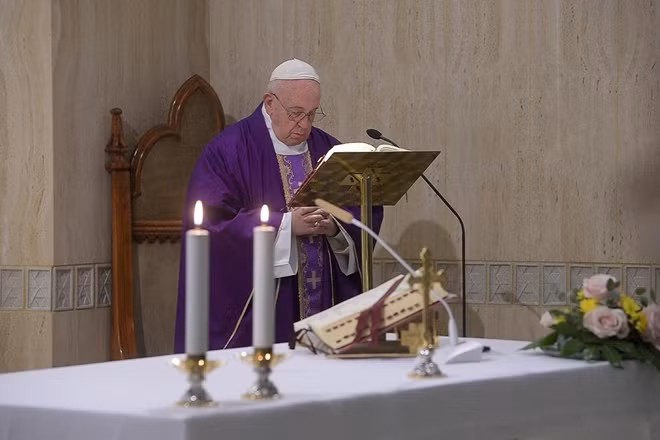 Giáo hoàng Francis xuất hiện trước công chúng ngày 1/3. Ảnh Reuters.