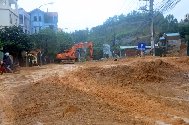Tuyến đường Hậu Cần bị đất đá vùi lấp dài khoảng 100m, sáng 29/7, khiến giao thông ách tắc cục bộ.