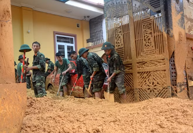Giải cứu nhà, tài sản của người dân.