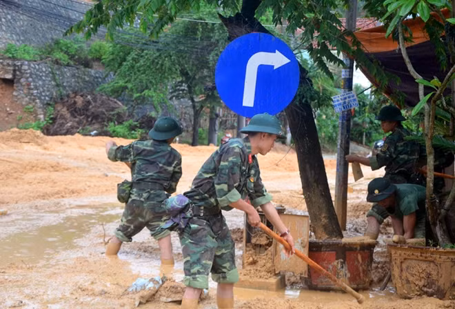 Nỗ lực dọn dẹp, mở đường dù khối lượng bùn đất lớn.