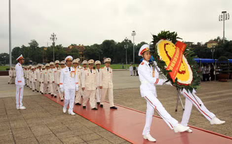 Đoàn đại biểu Ban liên lạc cán bộ Công an chi viện miền Nam thời kỳ kháng chiến chống Mỹ, cứu nước vào Lăng viếng Bác.