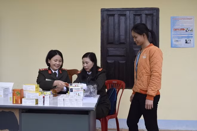 Cấp thuốc miễn phí cho người dân biên giới