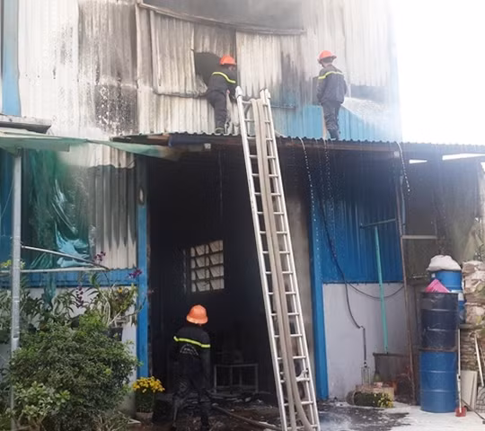 Các chiến sĩ triển khai chữa cháy