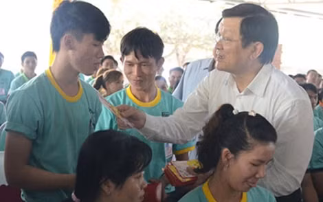 Chủ tịch nước Trương Tấn Sang thăm hỏi, tặng quà và lì xì đầu năm mới cho công nhân tại Khu công nghiệp Mỹ Xuân A2, Bà Rịa - Vũng Tàu. Ảnh VOV.