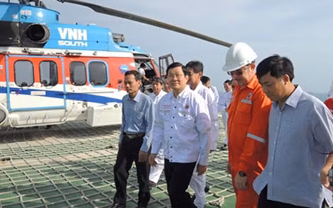 Chủ tịch nước tới thăm cán bộ, nhân viên cụm giàn khoan công nghệ trung tâm số 2. Ảnh: VOV.