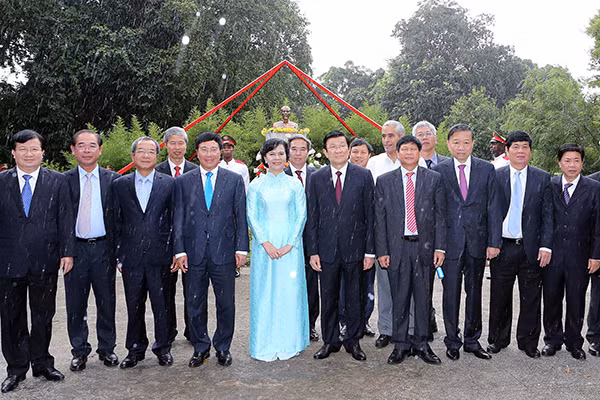 Chủ tịch nước Trương Tấn Sang và phu nhân cùng các đại biểu dâng hoa trước Tượng đài Chủ tịch Hồ Chí Minh tại thủ đô La Habana, Cuba. Ảnh: TTXVN.