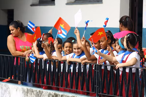 Thiếu nhi Cuba với Quốc kỳ hai nước vui mừng đón đoàn đại biểu Việt Nam.