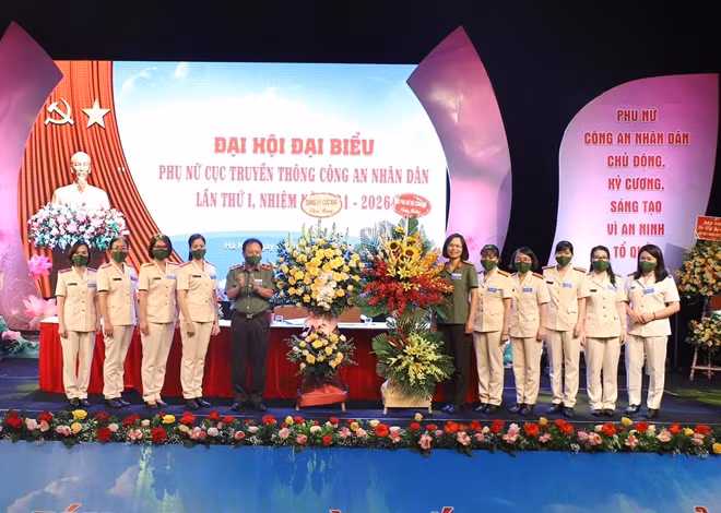Ban Chấp hành Hội Phụ nữ Cục Truyền thông CAND nhiệm kỳ 2021-2026 ra mắt đại hội.