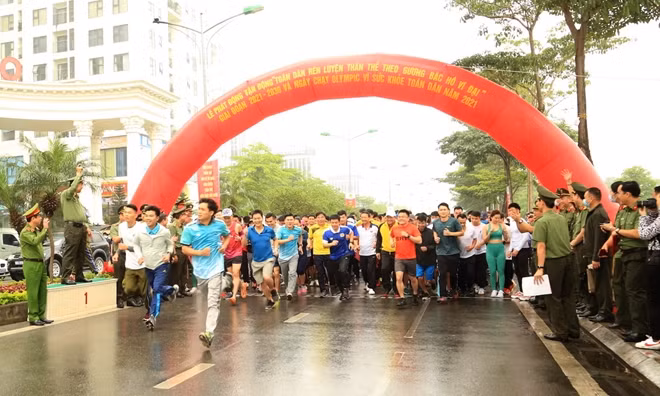 Các vận động viên tham gia đường chạy Khai mạc Ngày chạy Olympic vì sức khỏe toàn dân năm 2021.