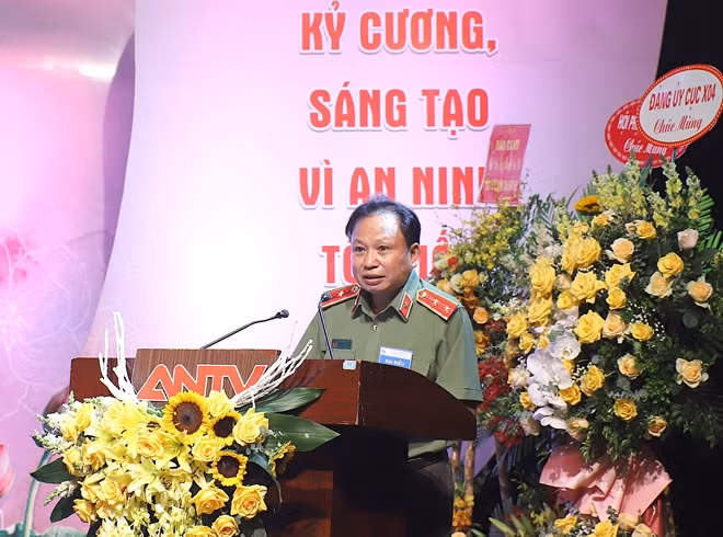 Trung tướng Mai Văn Hà phát biểu tại đại hội.