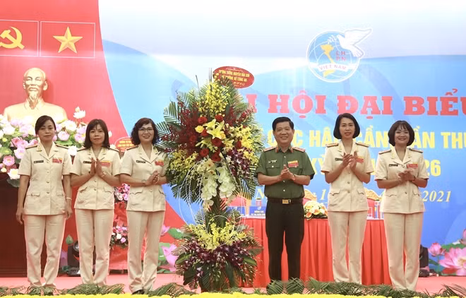 Thứ trưởng Nguyễn Văn Sơn tặng hoa chúc mừng Đại hội.