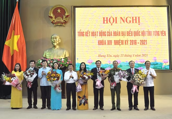 Thường trực Tỉnh ủy Hưng Yên tặng hoa chúc mừng các đại biểu Quốc hội tỉnh đã hoàn thành nhiệm vụ nhiệm kỳ 2016 - 2021.