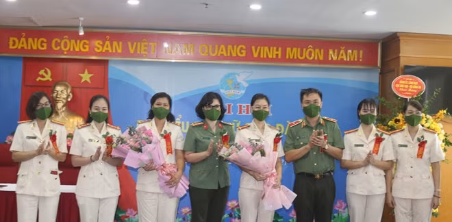 Đại diện lãnh đạo Cục Đào tạo và Hội Phụ nữ Bộ Công an tăng hoa chúc mừng Ban Chấp hành Hội Phụ nữ Cục Đào tạo, nhiệm kỳ 2021-2026.