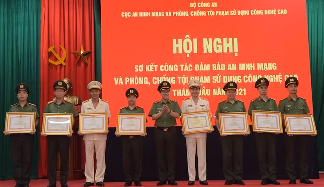 Thứ trưởng Lương Tam Quang thừa uỷ quyền của Thủ tướng Chính phủ, thay mặt lãnh đạo Bộ Công an trao Bằng khen của Thủ tướng Chính phủ và Danh hiệu Chiến sĩ thi đua toàn lực lượng CAND tặng các tập thể, cá nhân.