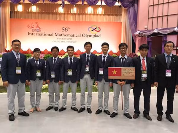 Đoàn học sinh Việt Nam dự thi Olimpic Toán học tại Ấn Độ năm 2015.