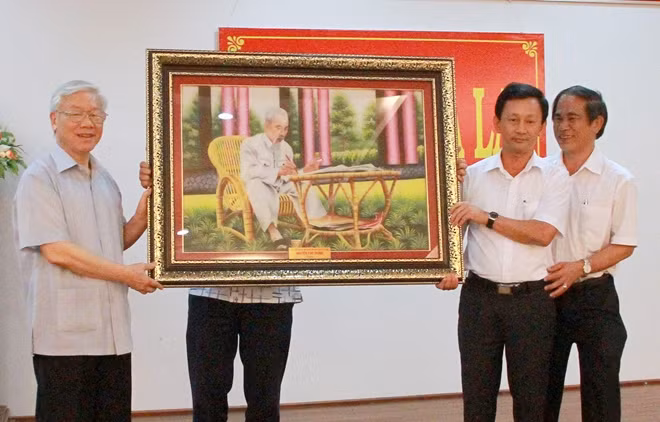 Tổng Bí thư Nguyễn Phú Trọng tặng tranh Bác Hồ cho tỉnh Gia Lai