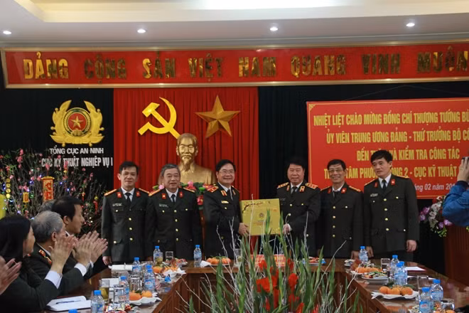 Thứ trưởng Bùi Văn Nam tặng quà lưu niệm cho cán bộ, chiến sỹ Cục Kỹ thuật nghiệp vụ I.