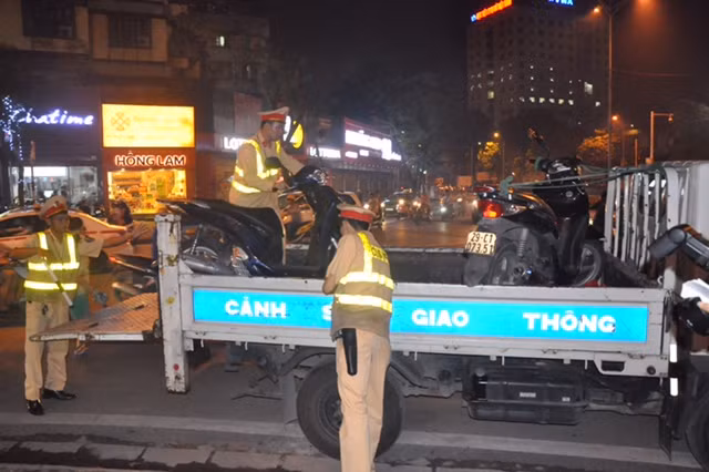 Lực lượng CSGT làm nhiệm vụ xử lý vi phạm trên đường bộ