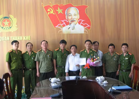 Lãnh đạo UBND quận Thanh Khê thưởng nóng cho lực lượng Công an phá thành công nhóm trộm cắp chuyên nghiệp. Lãnh đạo UBND quận Thanh Khê thưởng nóng cho lực lượng Công an phá thành công nhóm trộm cắp chuyên nghiệp.