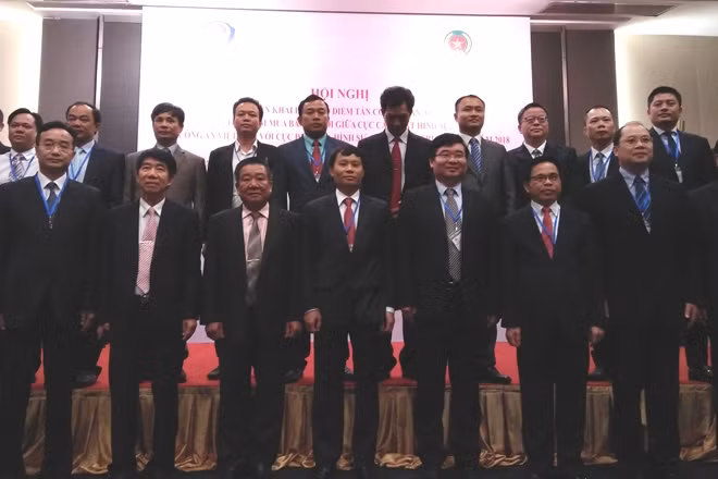 Đại biểu hai nước chụp ảnh lưu niệm