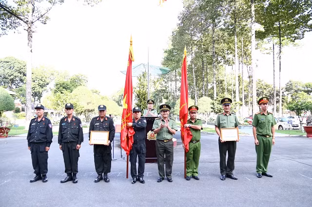 Đại tá Nguyễn Hoàng Thao khen thưởng các tập thể, cá nhân