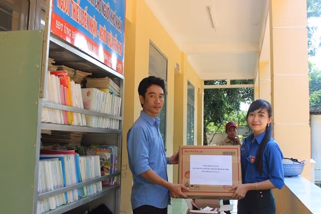Chị Lành tiếp nhận đồ cũ từ Đài truyền thanh huyện