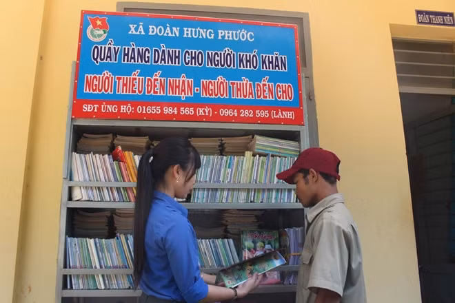 Anh Điểu Thành tìm những sách vở phù hợp lứa tuổi con trai mình