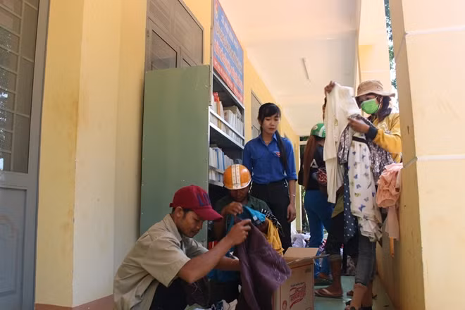 Bà con tất bật lựa những món đồ ưng ý ngay từ sáng sớm