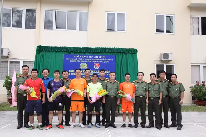 Các đại biểu và vận động viên chụp ảnh lưu niệm