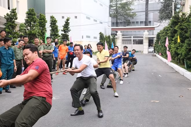 Các đội thi bóng đá, kéo co, nhảy bao bố