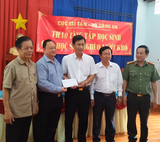 Nhà tài trợ trao tặng tiền cho UBND huyện Châu Thành