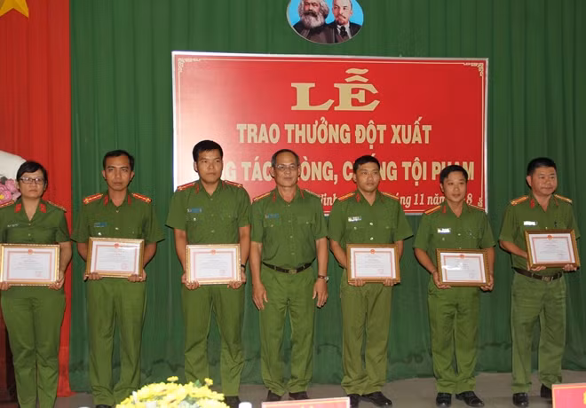 Các tập thể, cá nhân được khen thưởng