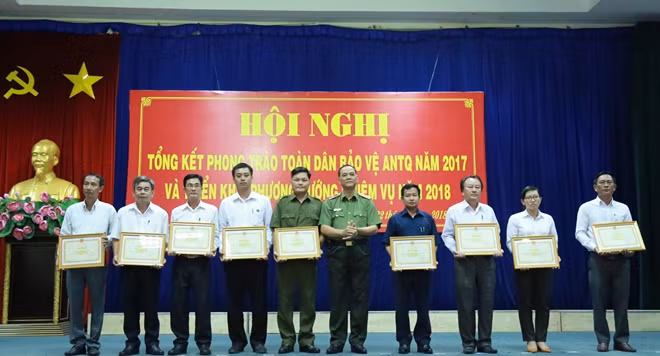Thiếu tướng Đặng Hoàng Đa trao tặng Bằng khen cho các tập thể, cá nhân