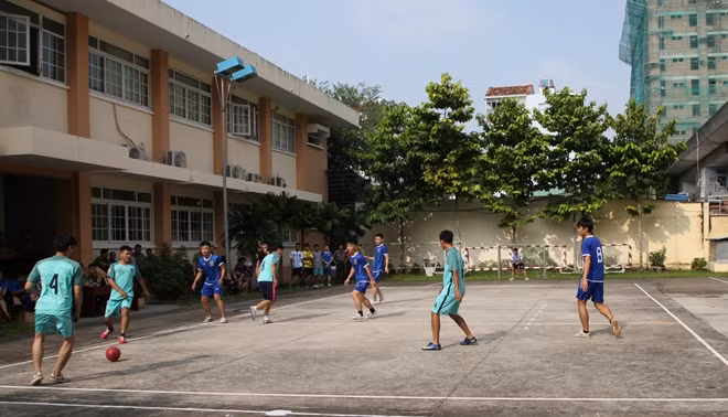 Cầu thủ các đội tranh bóng sôi nổi