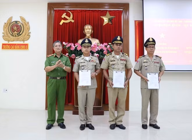 Thiếu tướng Vũ Đức Khiển trao quyết định cho các học viên