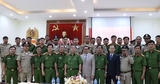 Các đại biểu chụp ảnh lưu niệm tại buổi lễ