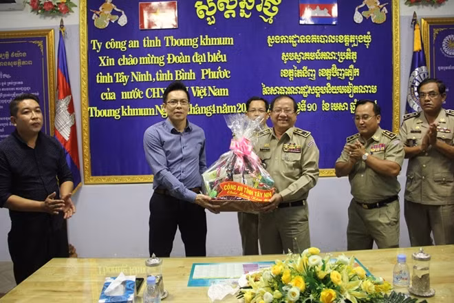 Đại tá Nguyễn Tri Phương tặng quà chúc Tết Công an tỉnh Tboung Khmum.