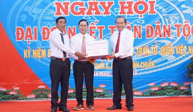 Phó Thủ tướng Thường trực Chính phủ Trương Hòa Bình trao tặng quà cho khu phố Bình Quới A