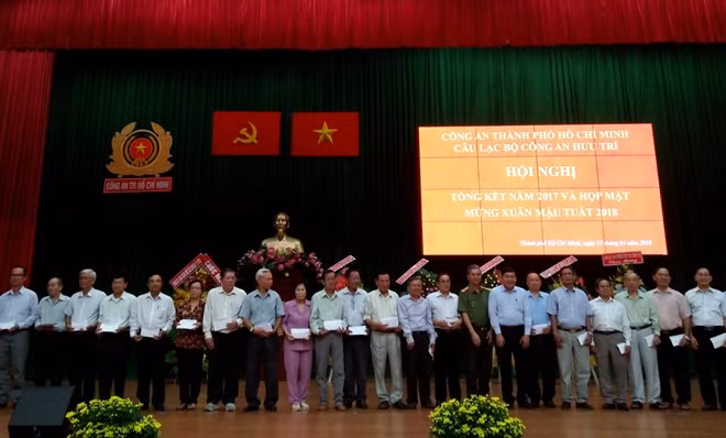 Đại tá Ngô Minh Châu trao tặng quà cho cán bộ hưu trí