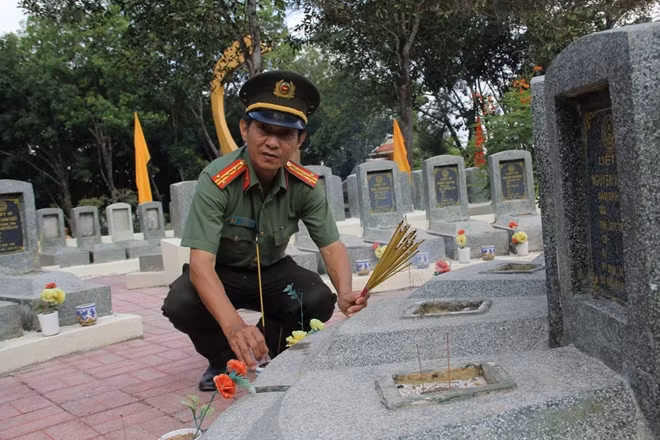 Đại tá Nguyễn Anh Tuấn, Phó Giám đốc Công an tỉnh Tây Ninh thắp nén hương thơm cho các anh hùng, liệt sỹ