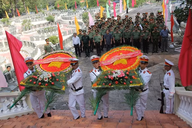 Dâng hương hoa tại Nghĩa trang Ban An ninh Trung ương Cục miền Nam