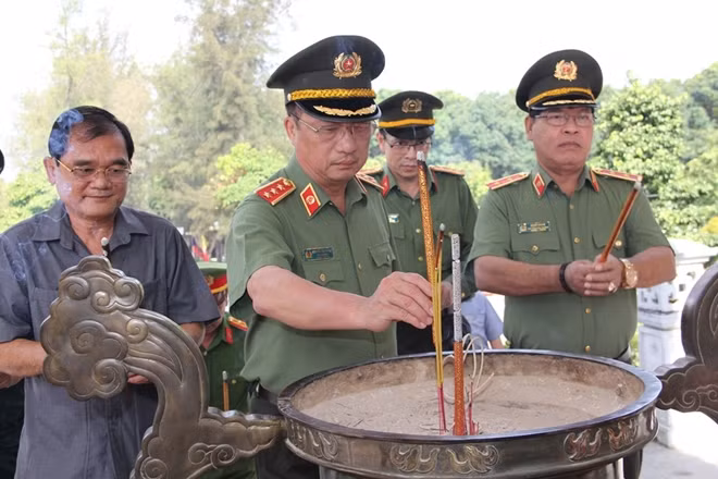 Thượng tướng Nguyễn Văn Thành, Thứ Trưởng Bộ Công an và đoàn công tác dâng hương hoa tại Nghĩa trang liệt sỹ Quốc gia đồi 82