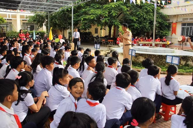 Cán bộ, chiến sỹ tuyên truyền pháp luật về ATGT cho các học sinh