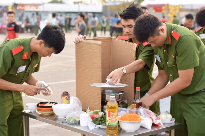 Các đội thi chuẩn bị nguyên liệu cho phần thi nấu ăn